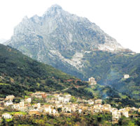 Zouvga est située au cur de la Kabylie ...Virée dans une minirépublique